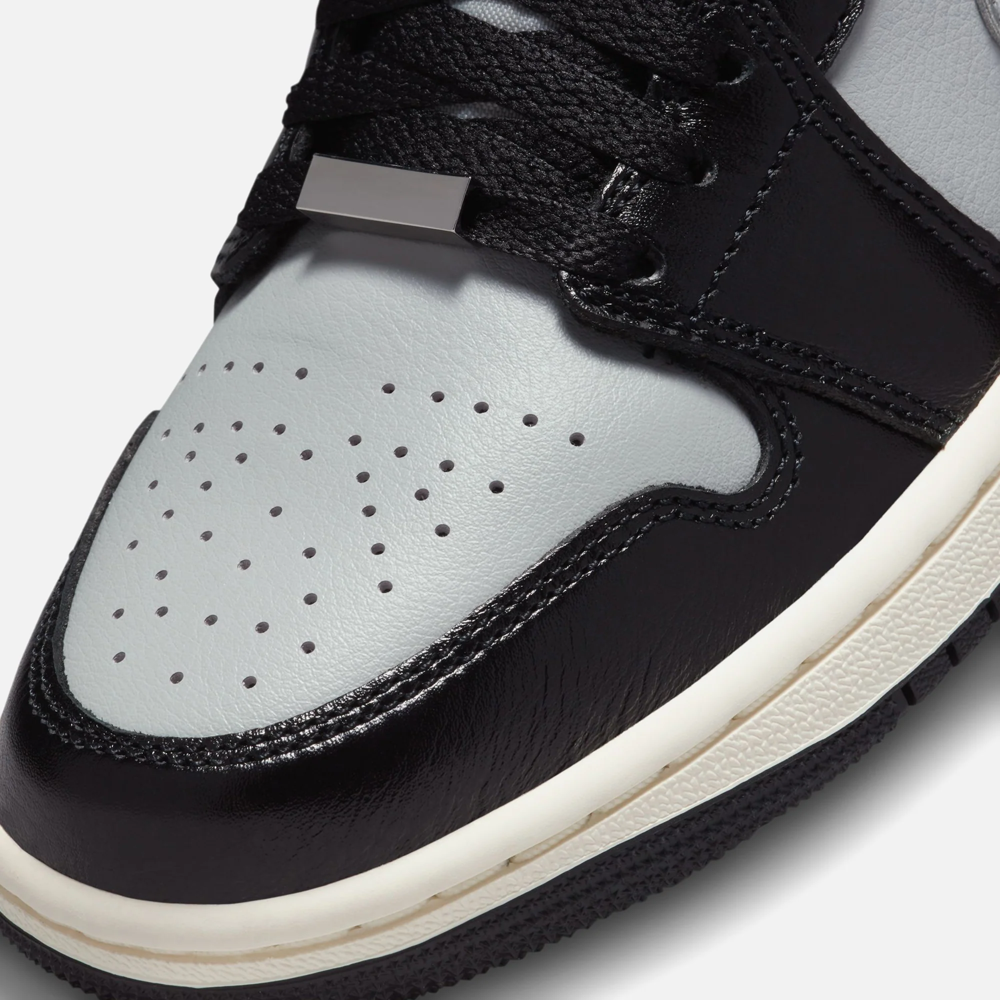 Nike WMNS Air Jordan 1 Mid SE - Black / Metallic Silver / Light Smoke - Image 7