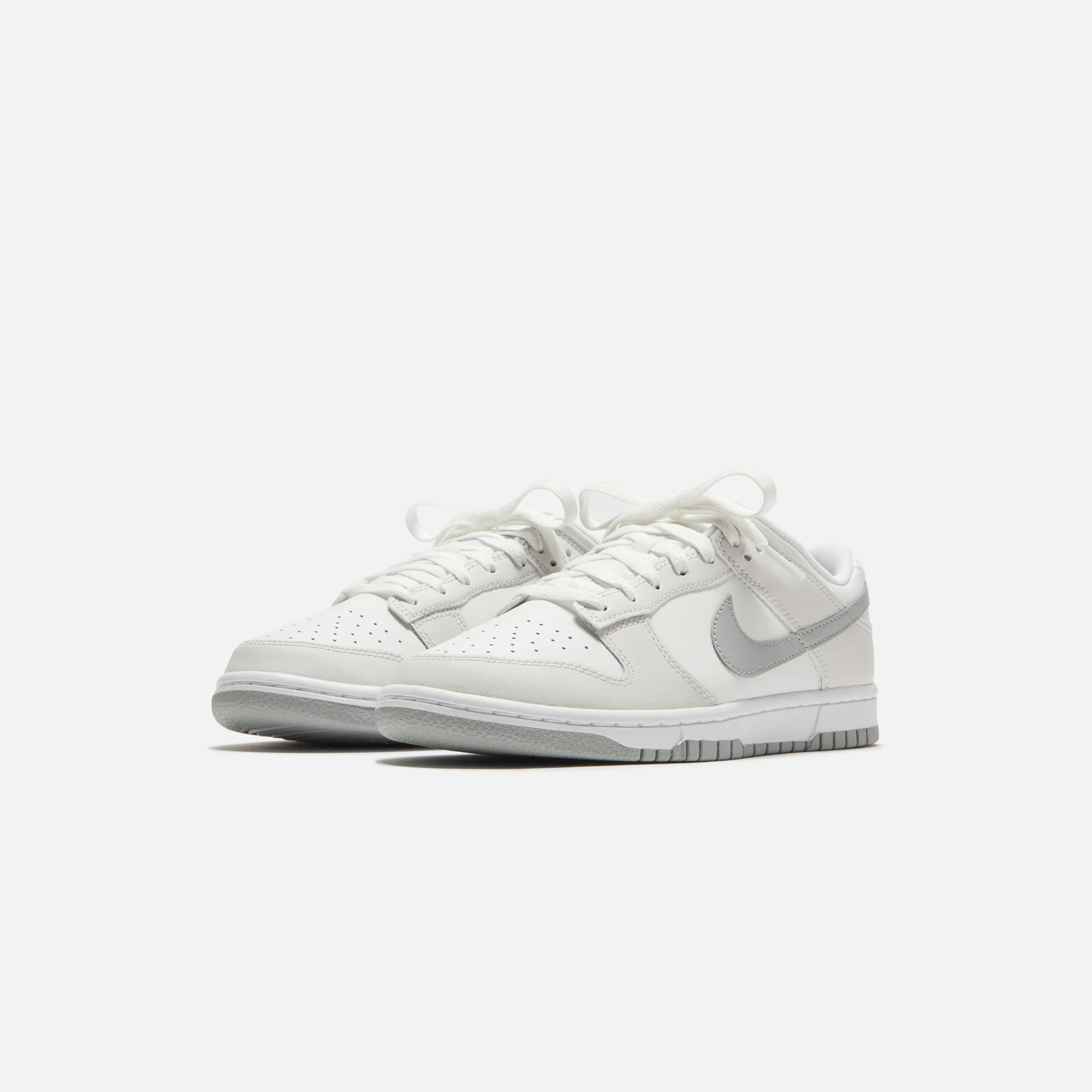 Nike Dunk Low Retro - Summit White / Light Smoke Grey / Platinum - Image 2